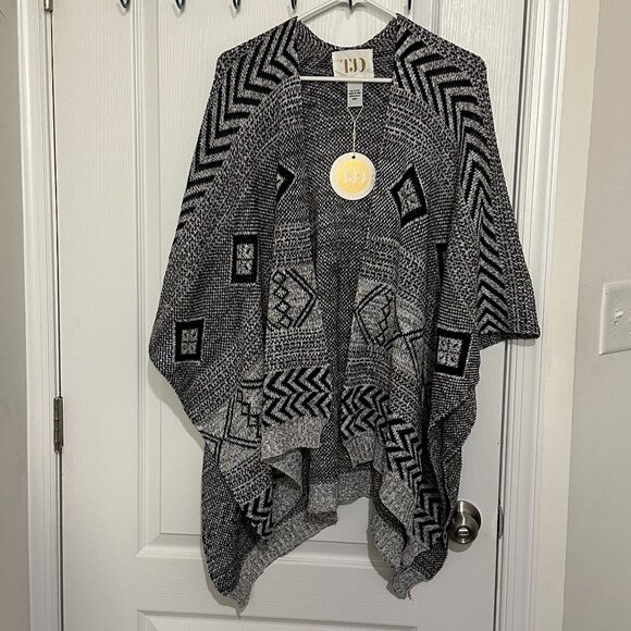 The Jetset Diaries Plus Knit Poncho - Picture 4 of 16